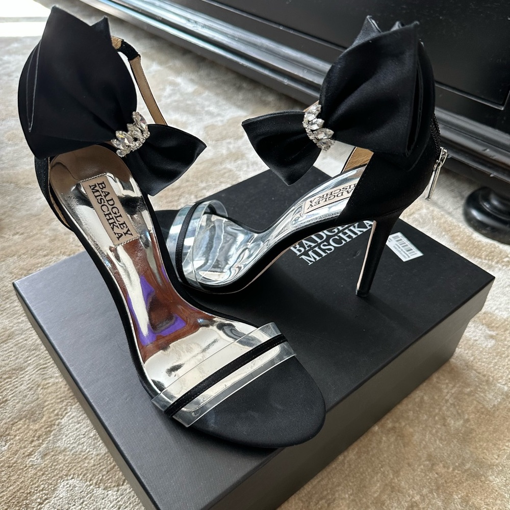 Badgley Mischka Black Satin Evening Shoe with Bow size 8.5 lightly worn